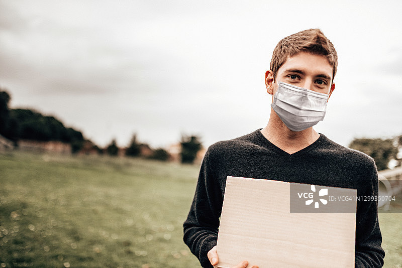 男人手持空白招牌图片素材