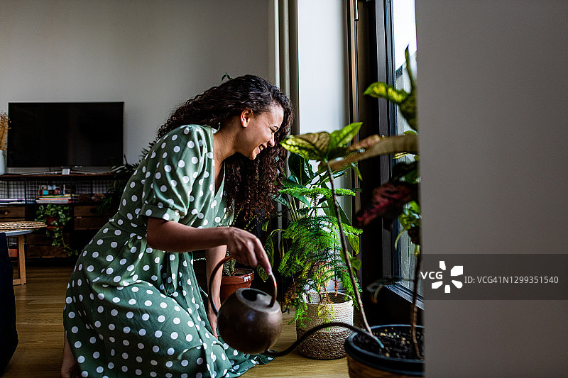 女子在家照料鲜花图片素材