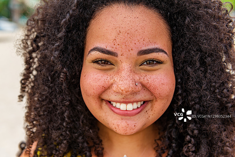 在户外锻炼的胖乎乎的巴西年轻女人图片素材