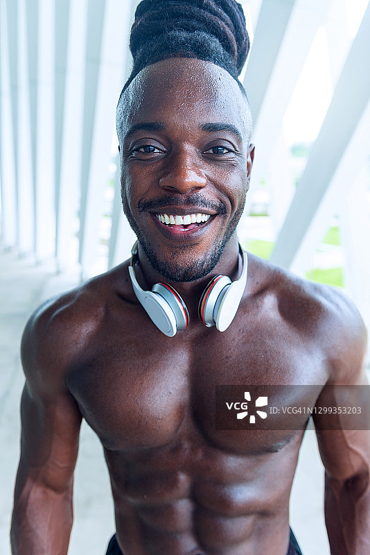 留着脏辫的健壮年轻男人肖像图片素材