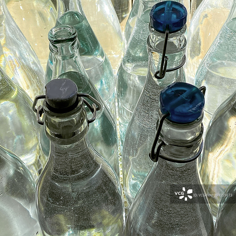 一组瓶盖可翻转的瓶子图片素材