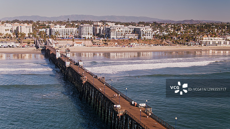 加利福尼亚州海滨的码头和海滩航拍图片素材