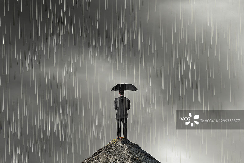 站在山顶拿着雨伞的商人图片素材