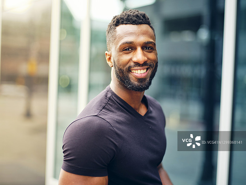 在城市户外健身的男人图片素材