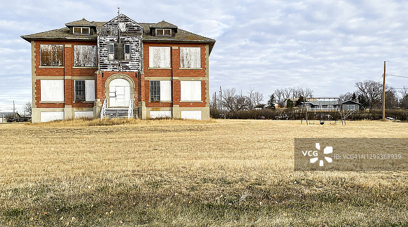加拿大草原小镇上被木板封住的学校图片素材