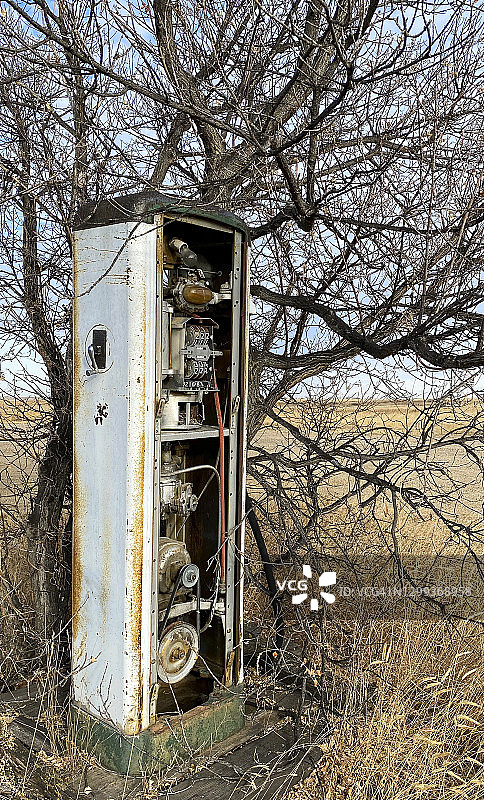 20世纪70年代废弃的加油站图片素材