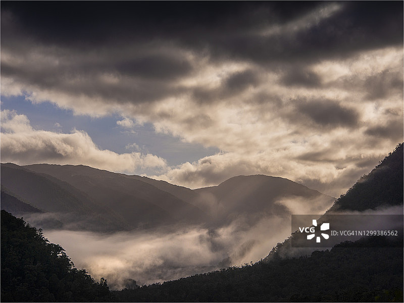 新西兰南岛哈斯特山口的朦胧早晨观景点图片素材