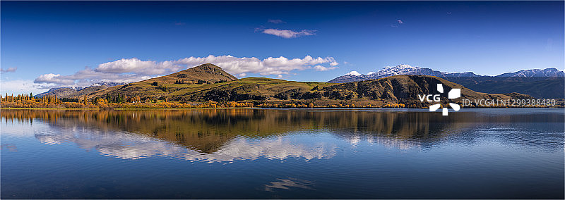 新西兰南岛海耶斯湖的秋色倒影图片素材