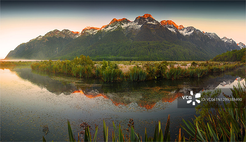 埃格林顿山谷的镜面湖，新西兰南岛图片素材
