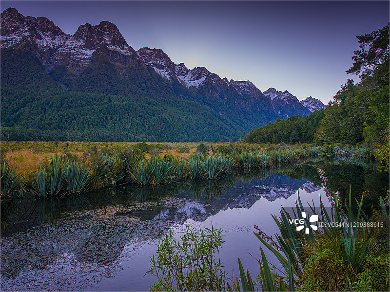 埃格林顿山谷的镜面湖，新西兰南岛图片素材
