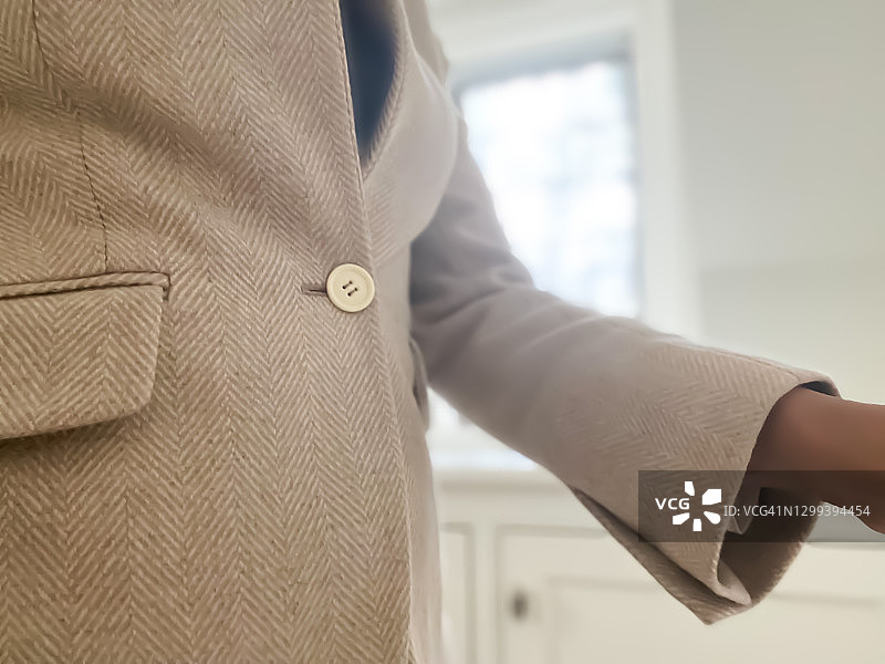 身份不明的非裔美国职业女性正在为工作穿衣图片素材