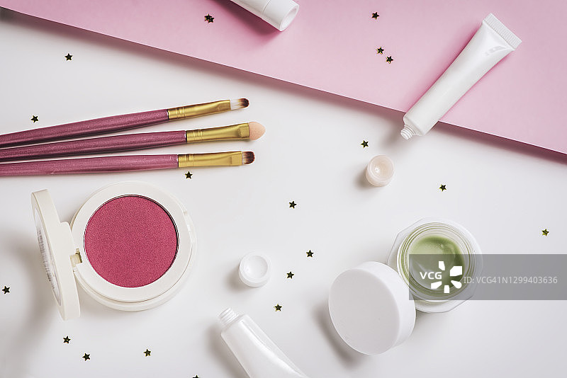 粉色背景上的化妆品图片素材