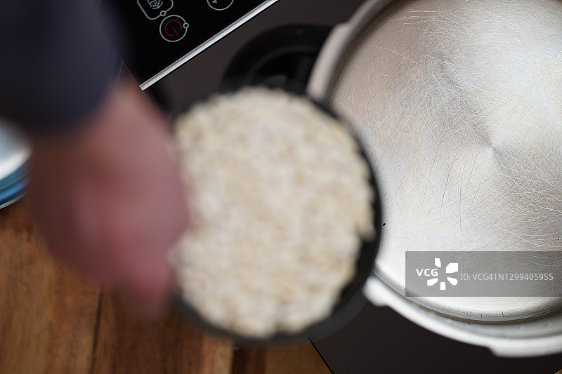 压力锅里的白芸豆图片素材