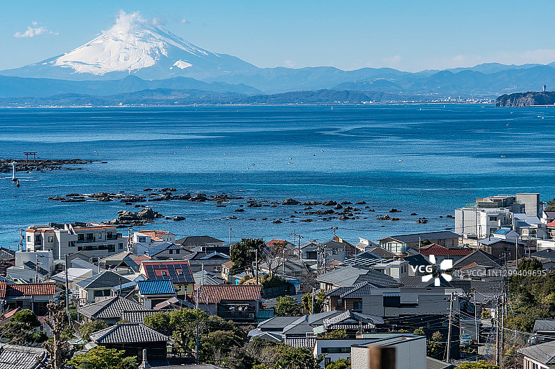 日本神奈川县海边积雪富士山图片素材