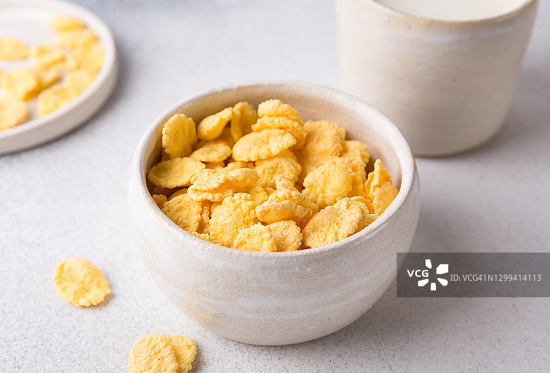玉米片麦圈和牛奶特写图片素材