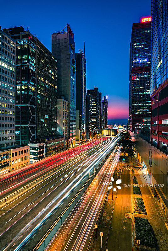 香港市中心日落时分的桥梁交通图片素材