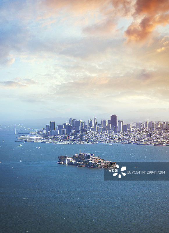 旧金山市区和恶魔岛监狱图片素材