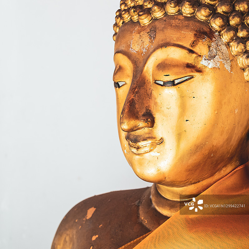 泰国曼谷卧佛寺金色佛头特写图片素材