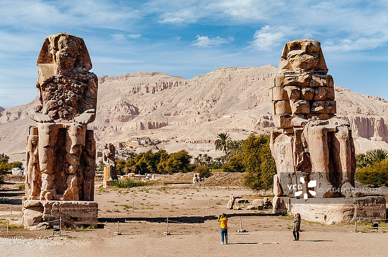 埃及卢克索门农巨像：游客拍照图片素材