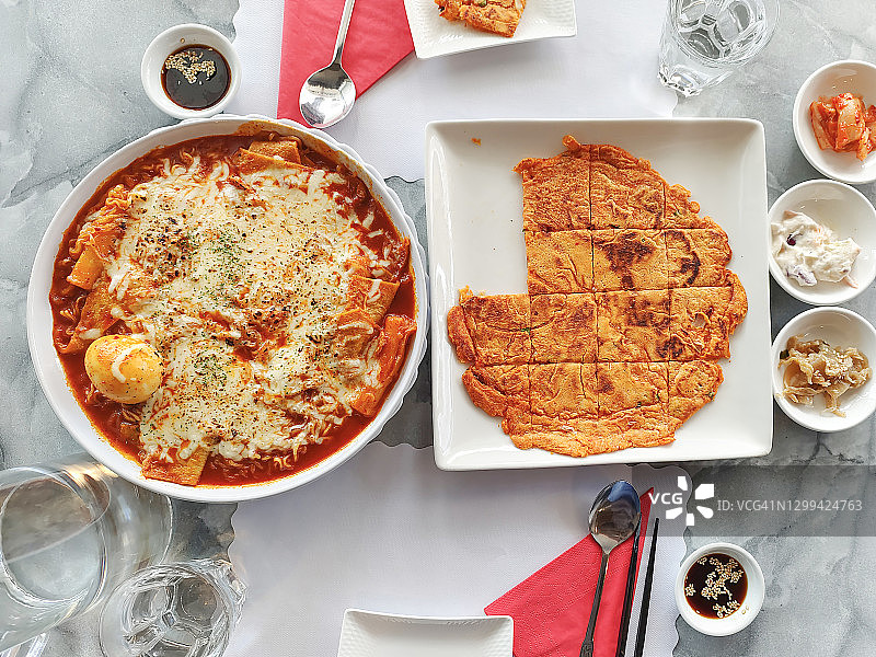 餐桌上的韩国料理图片素材