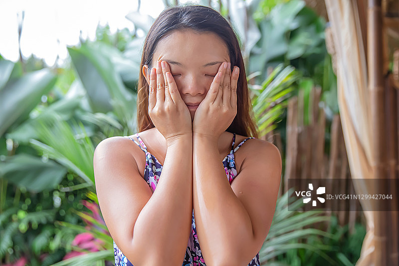 做眼袋面部按摩的中国女人图片素材