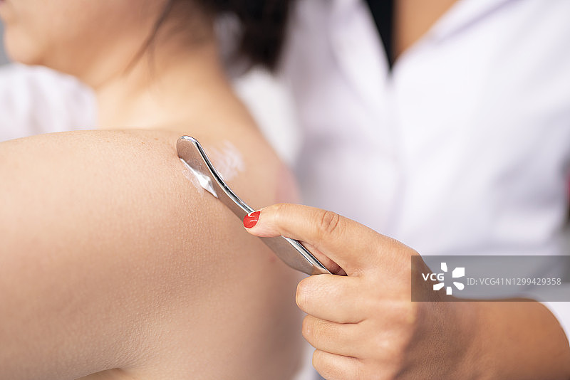 女理疗师正在检查她的病人图片素材