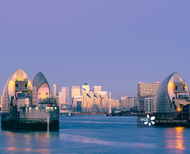 伦敦金丝雀码头天际线和泰晤士河水闸日出景观照片图片素材