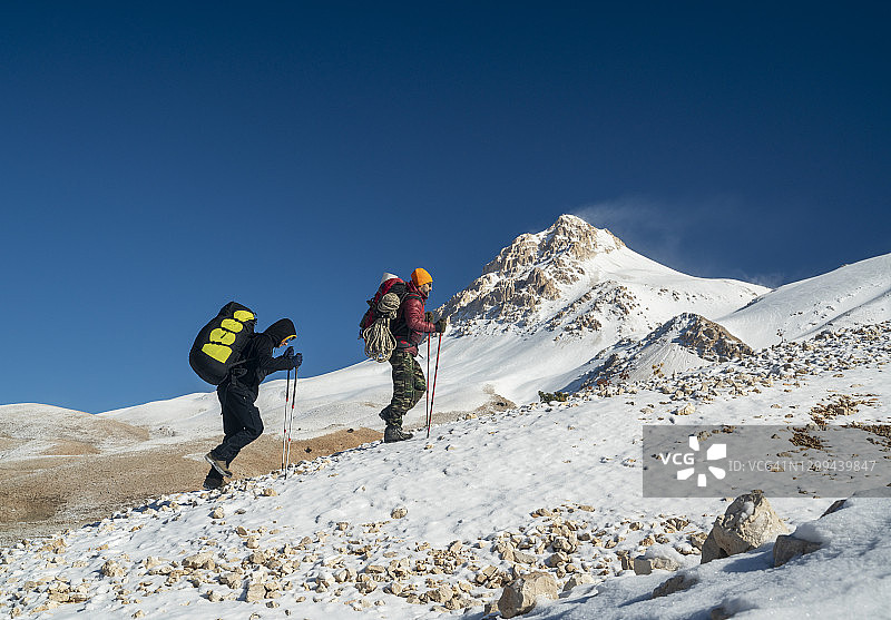 两名男子正走向山顶图片素材