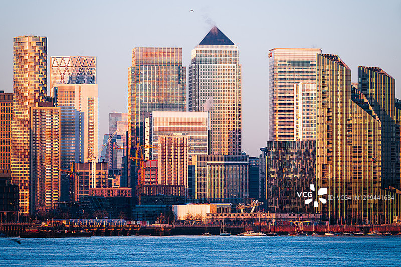 伦敦金丝雀码头天际线的日出地平线景观图片图片素材