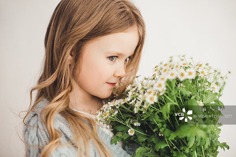身穿蓝色雏菊毛衣的女孩肖像图片素材