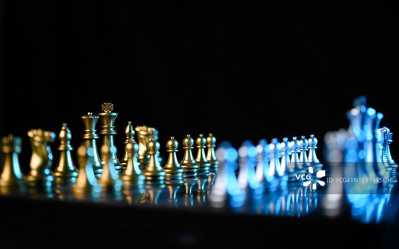 白色皇后位于棋盘中心的游戏视角图片素材