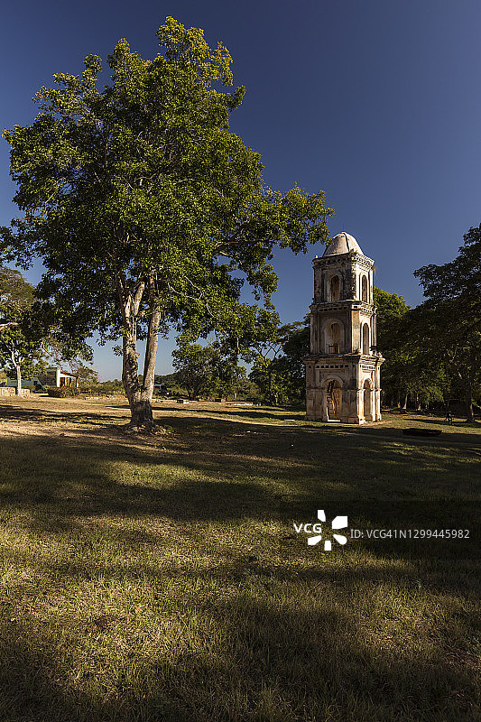 古巴特立尼达附近历史悠久的甘蔗田里的旧奴隶瞭望台图片素材