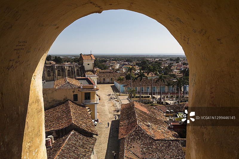 从钟楼俯瞰特立尼达市的城市景观，古巴图片素材