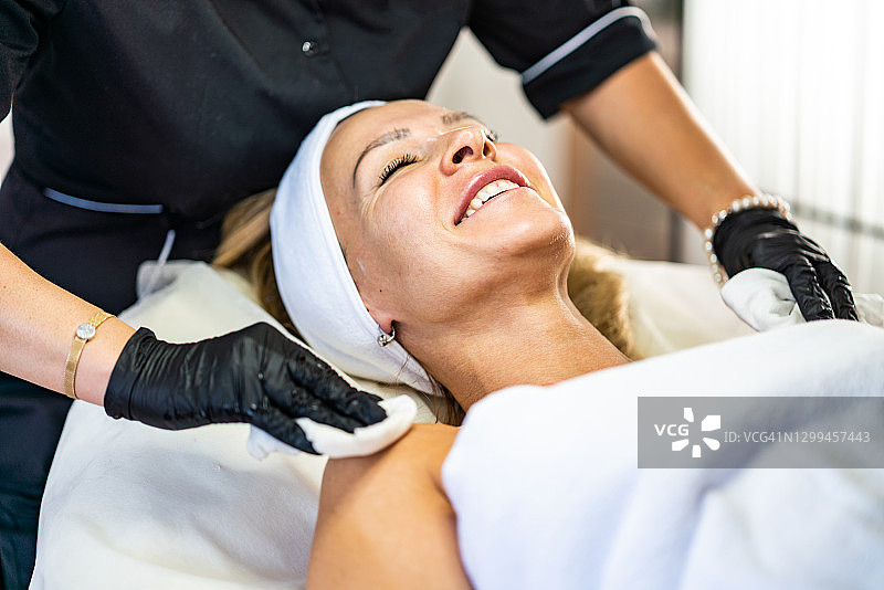 满意的顾客躺在美容院的床上图片素材