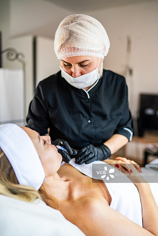 女医生进行肉毒杆菌注射图片素材