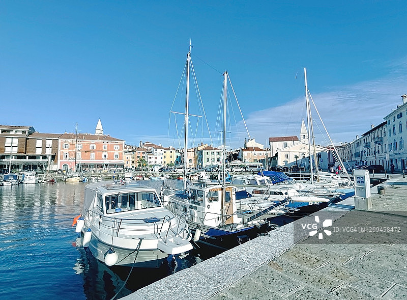 斯洛文尼亚伊佐拉老城及前方码头和船只的白日景观图片素材