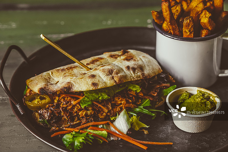 纯素手撕蘑菇三明治图片素材