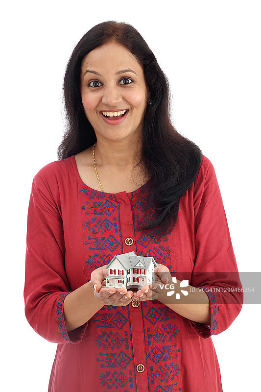 拿着微型房子的年轻印度妇女，白色背景图片素材