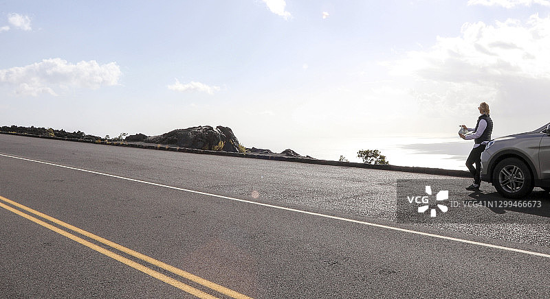 女人在路边汽车旁看着地图图片素材