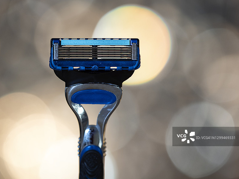 彩色背景上的剃须刀片特写图片素材