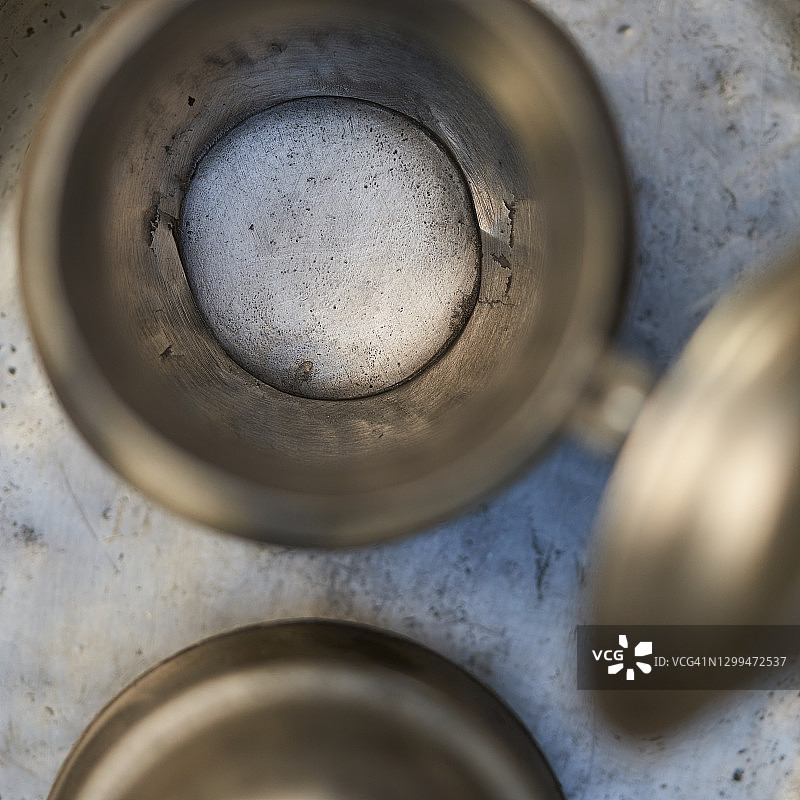 古董锡制大啤酒杯图片素材