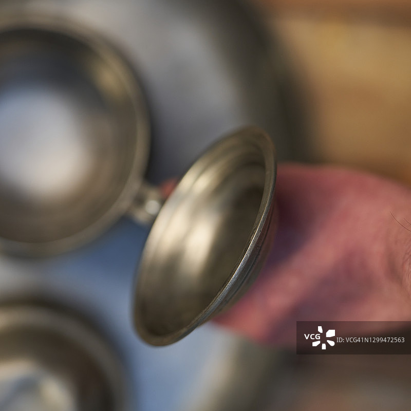 古董锡制大啤酒杯图片素材