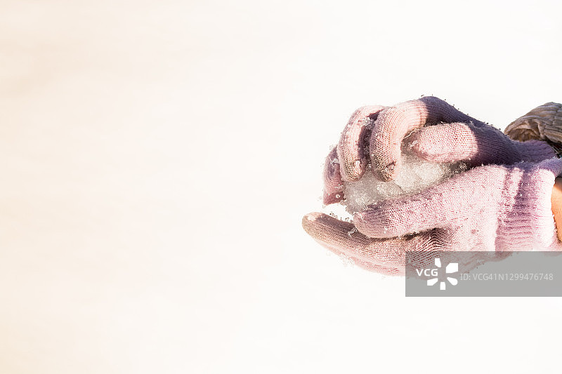 戴手套的手和雪球特写图片素材