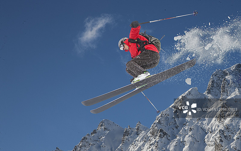 滑雪者飞跃悬崖图片素材