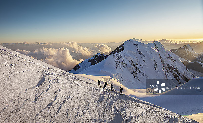 雪岭上的登山者图片素材