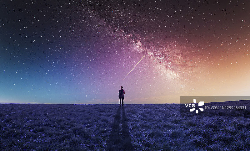 女徒步者观看流星图片素材