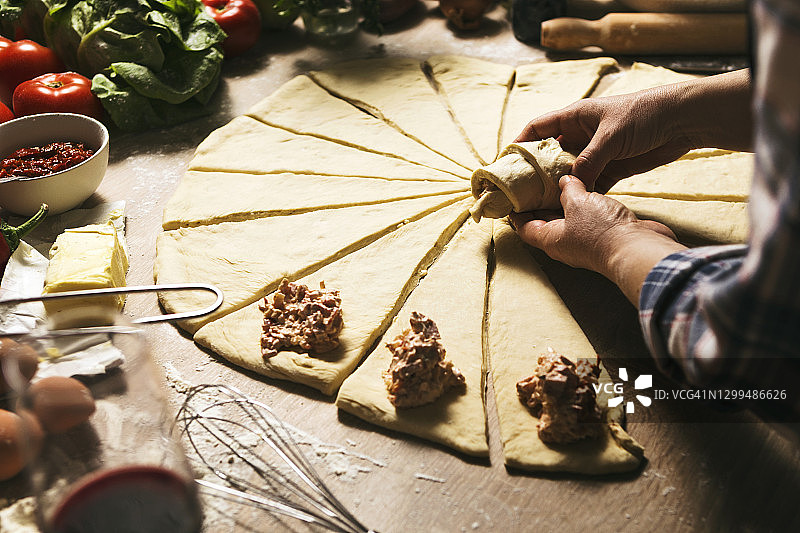 年轻女子制作披萨卷图片素材
