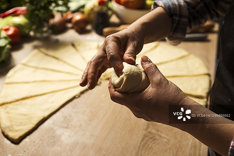 年轻女人制作美味披萨卷图片素材