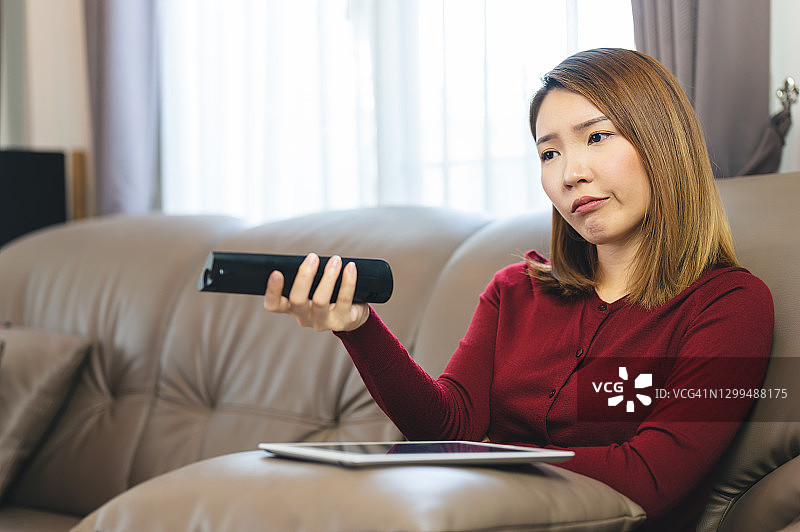 看完电视后感到无聊的沮丧亚洲女性图片素材