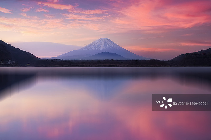 日本山梨县本栖湖日出倒影美景图片素材